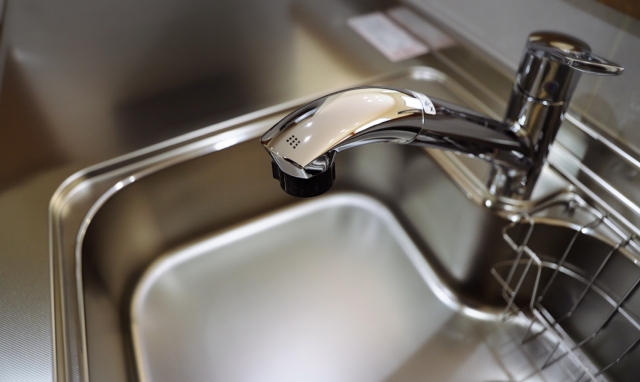 キッチンのシンクから水漏れ！自分で修理する方法